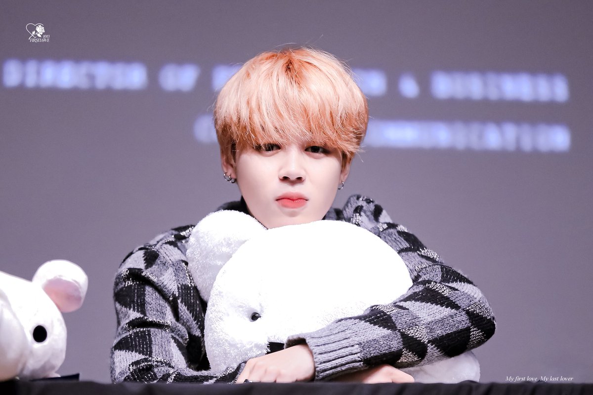 1013Firstlove's tweet photo. 160102 Myeongdong Fansign

#JIMIN #지민 #ジミン 
#ParkJimin 
#방탄소년단지민 
@BTS_twt
#AprilFoolsDay https://t.co/rgcQ88I3A5