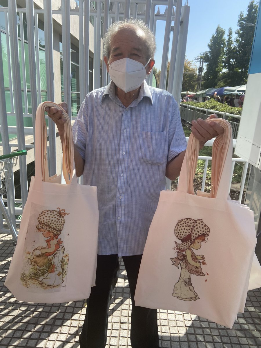 Afuera del Jumbo San Miguel en el Portal el Llano,
Está este señor que vende estas hermosas bolsas que hace el mismo. A $2.500 🤗  yo le compré una, están hermosas! Tiene más de 30 diseños! Le ayudamos? RT #SanMiguel #Santiago #Jumbo