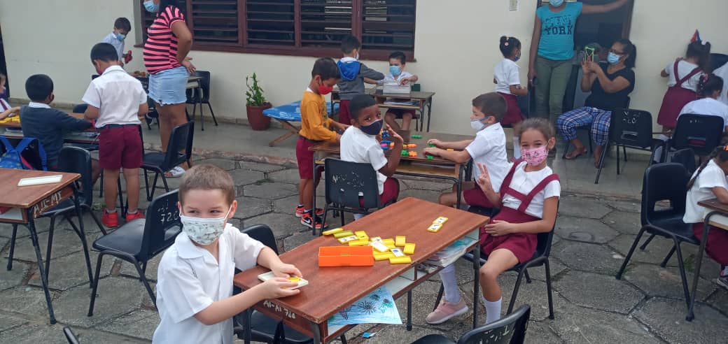Patricia_Cujae's tweet photo. Niños cubanos conmemoran el Día de los Pioneros en sus escuelas. Son ejemplos de la felicidad y alegría de Cuba!  #VamosConTodo https://t.co/MhoRrOwsQ2