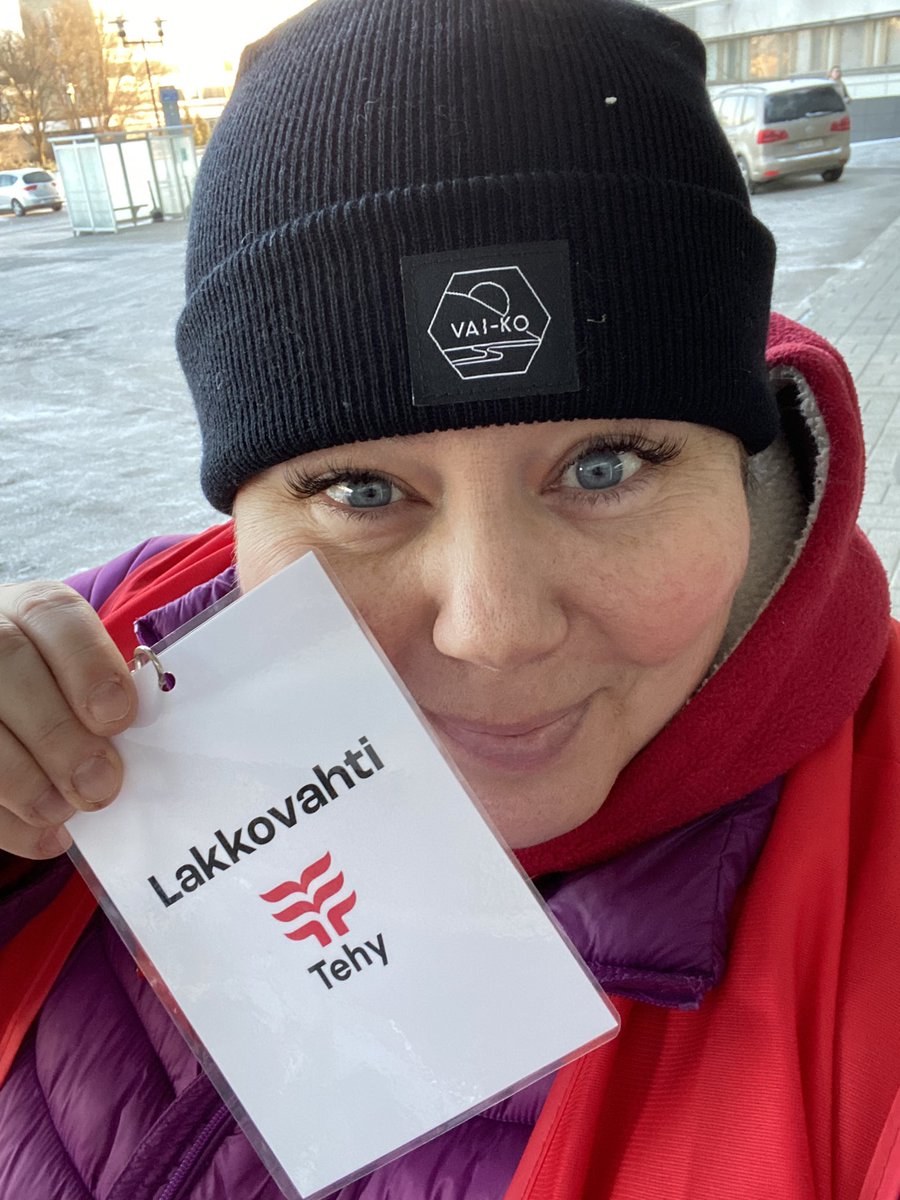 NanaKautto's tweet photo. #lakkovahdit #tehy #vsshp T-sairaalan ovella aamulla ennen auringonnousua jo. Rapsakka pakkanen -9C, mutta hyvÀ meininki ja #periksieianneta #kohtiÀÀretöntÀjasenyli https://t.co/HdfVNPbHBP