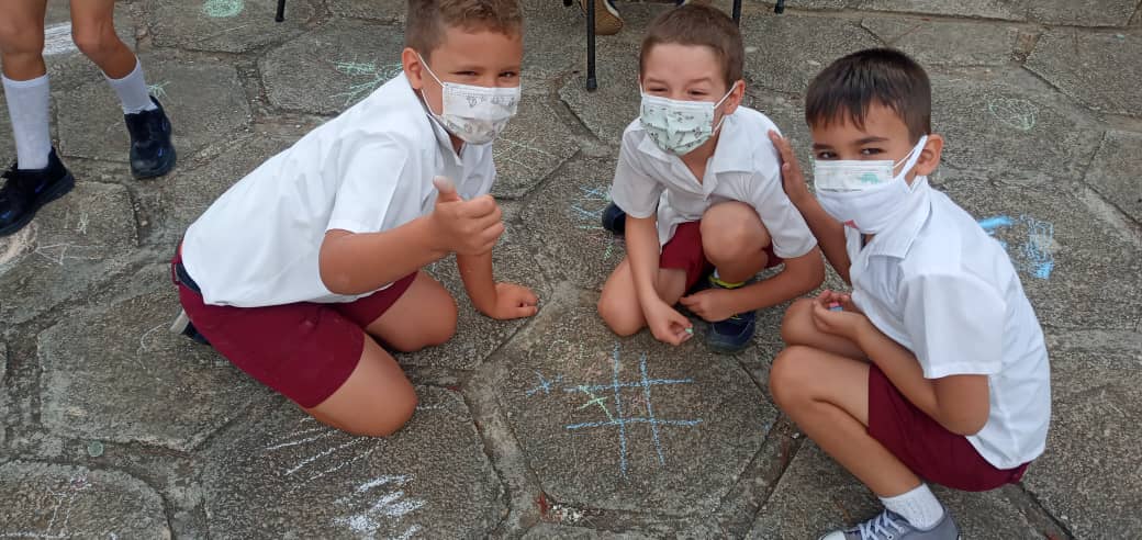 Niños cubanos conmemoran el Día de los Pioneros en sus escuelas. Son ejemplos de la felicidad y alegría de Cuba!  #VamosConTodo