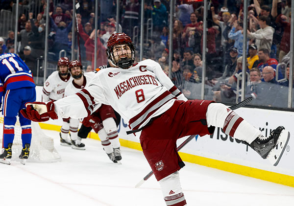 chnews's tweet photo. 2021-22 CHN Player of the Year: Bobby Trivigno - https://t.co/TmPqW8fnGg @UmassHockey https://t.co/DoSG4RgMzu