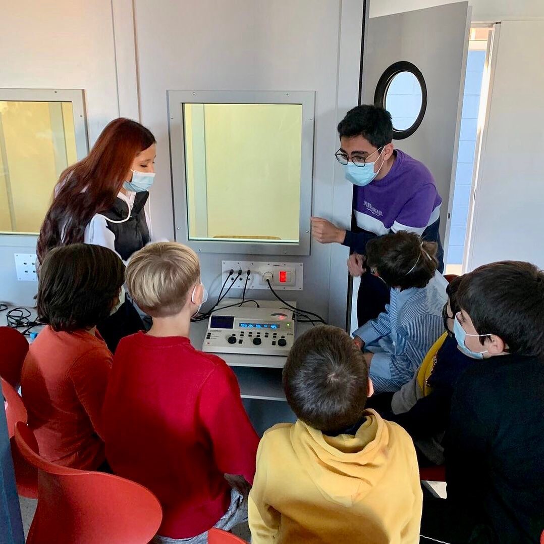 👂 L'experiència de l'alumnat de 4t de Primària de #JEClot s'enriqueix amb les aportacions d'alumnes i professors del cicle GS d’Audiologia Protètica (<a href="/jesuitesfp/">Jesuïtes FP</a>). Els hi han ensenyat a mesurar el so amb un sonòmetre; a fer audiometries, i també, el funcionament de l'oïda!