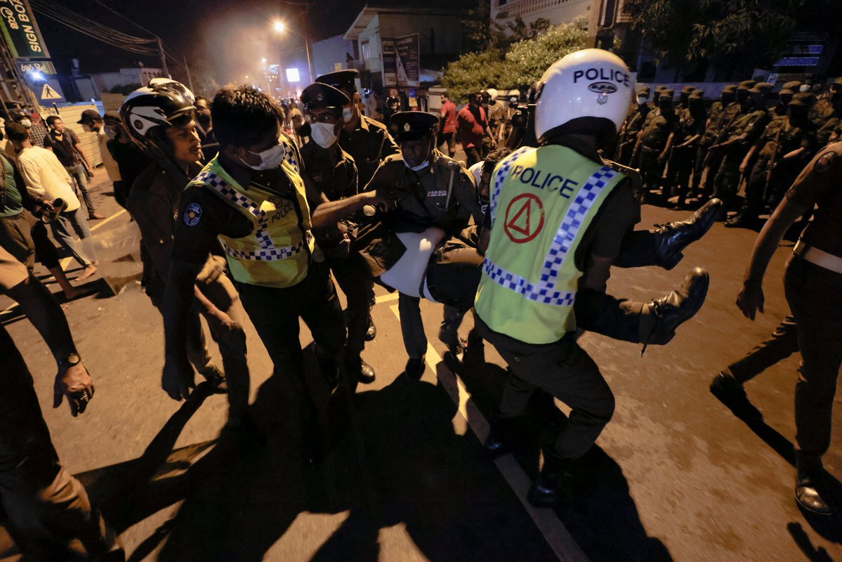 ajplus's tweet photo. Sri Lankan police arrested 50+ people for protesting power cuts and its worst ever economic crisis.

Sri Lanka is facing daily 13-hour power cuts as the government cannot pay for fuel imports, and hospitals are stopping surgeries:

"People are dying waiting in queues for petrol." https://t.co/6JIe0b5WML
