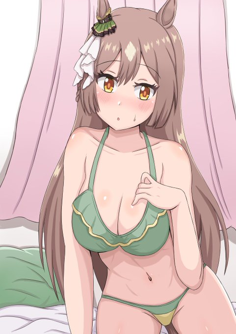 部屋で水着を着るサトノダイヤモンドさん 