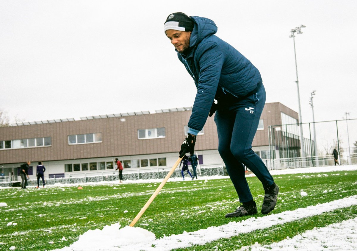 coyneconsultant's tweet photo. Fantastic to see @rscanderlecht T1 Vincent Kompany mucking in to help clear the snowfall at the club's Neerpede Academy. #toprolemodel https://t.co/5jCNG1xYCj