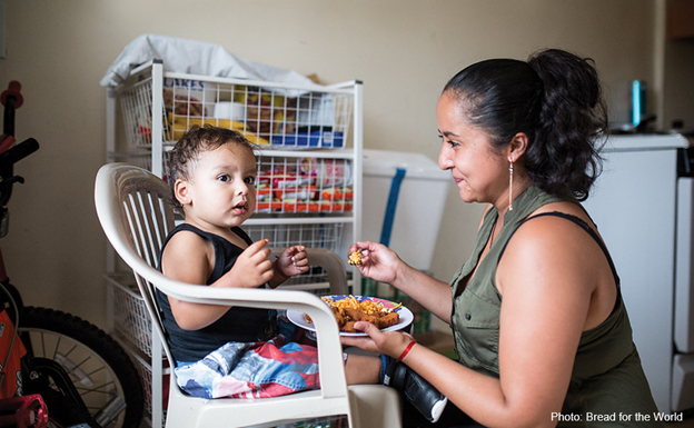 MigrationPolicy's tweet photo. #DualLanguageLearner &amp; immigrant families stand to benefit from #homevisiting programs, especially amid COVID19 challenges

How can Congress and states close service gaps &amp; increase access for historically underserved populations?

We take a look: https://t.co/iuymJCq0CG https://t.co/6zd0PDOxFX
