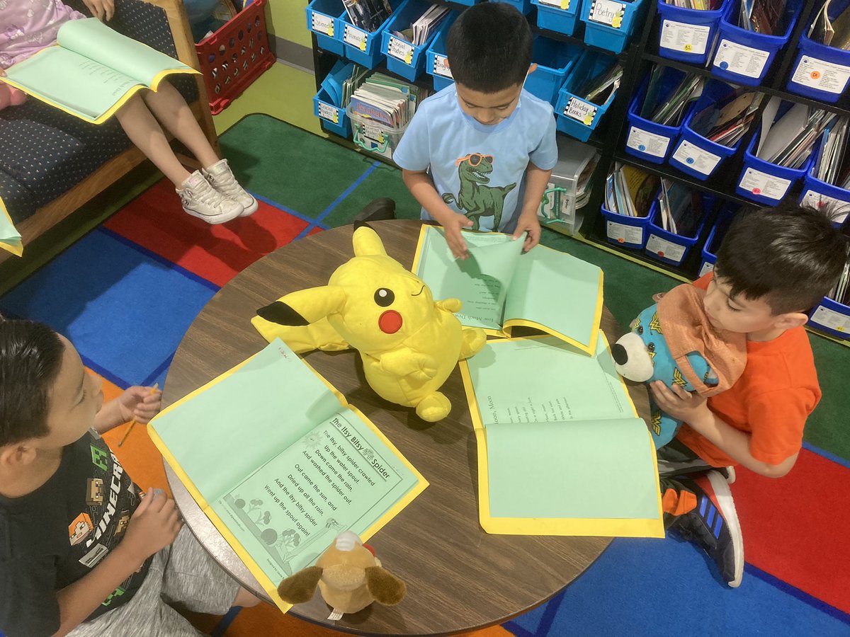 monicals1981's tweet photo. Sharing our love of poetry with our furry friends. @harmonyecisd @ECISDtweets #inspireharmony https://t.co/EzRiY7aK2p