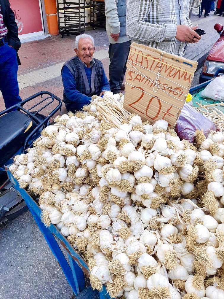 Amcanın ekmek teknesi sarımsak sattığı arabaya el koyan ve bu yaşta adamı ağlatmaya utanmayan Osmaniye Belediyesi...
Dilerim bir an önce bu yanlıştan dönersiniz ve o amcanın elini öpüp, özür dilersiniz...
Ayıptır, yazıktır, günahtır günah...