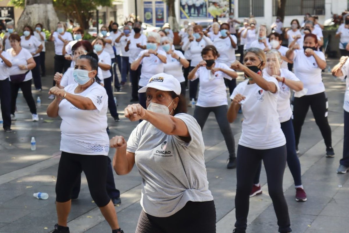 Chacao's tweet photo. #1Abril Así de concurrida estuvo la Súper Clase de #Streching #Bodycore #Fitcombat #Bailetfit impartida a nuestra #JuventudProlongada organizada por el gran equipo de #DesarrolloSocialChacao. Agradecemos a @vanebachrich esposa del alcalde @duquegustavoS por el acompañamiento. https://t.co/Xsmr1o09Vt