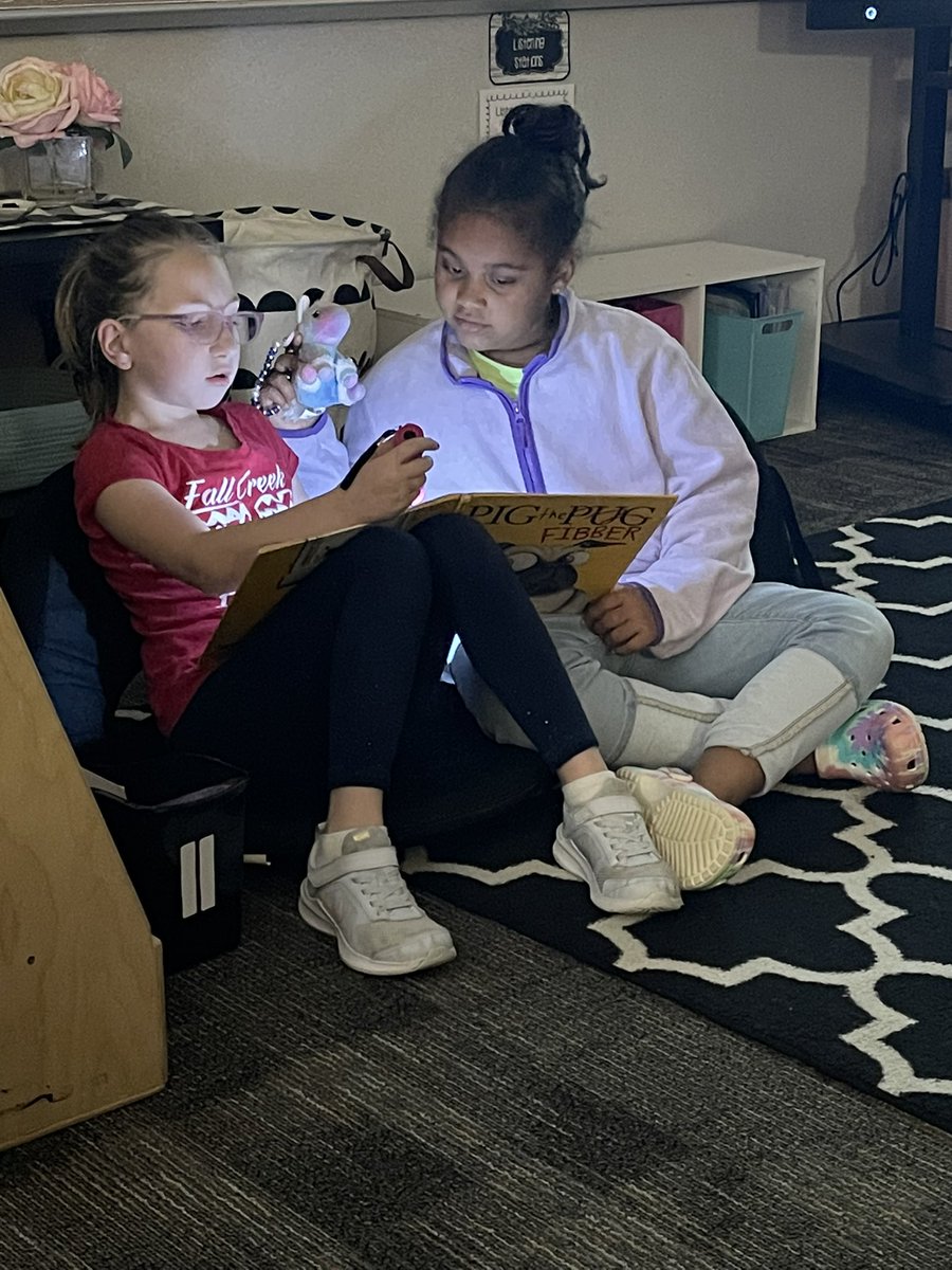 Buddy reading on this Flashlight Friday! #FCE2022 #CardinalPride <a href="/HumbleISD_FCE/">Fall Creek Elem</a>