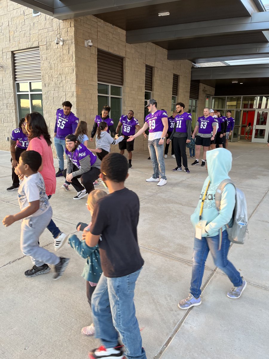 ACUFootball's tweet photo. High Five Fridays are the best way to start a day. ✋

#GoWildcats https://t.co/98zmryziRk