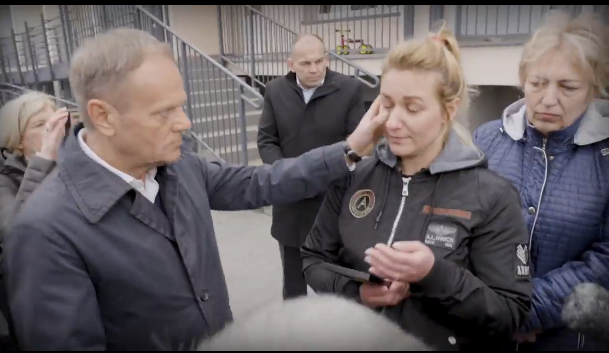 WolnaRadio's tweet photo. Donald #Tusk otrzymał wczoraj Wiktora, w kategorii największy aktor roku!
Co powiesz @a_hrechorowicz ?!
#Wiktory2022 https://t.co/ugmuA0bHsL