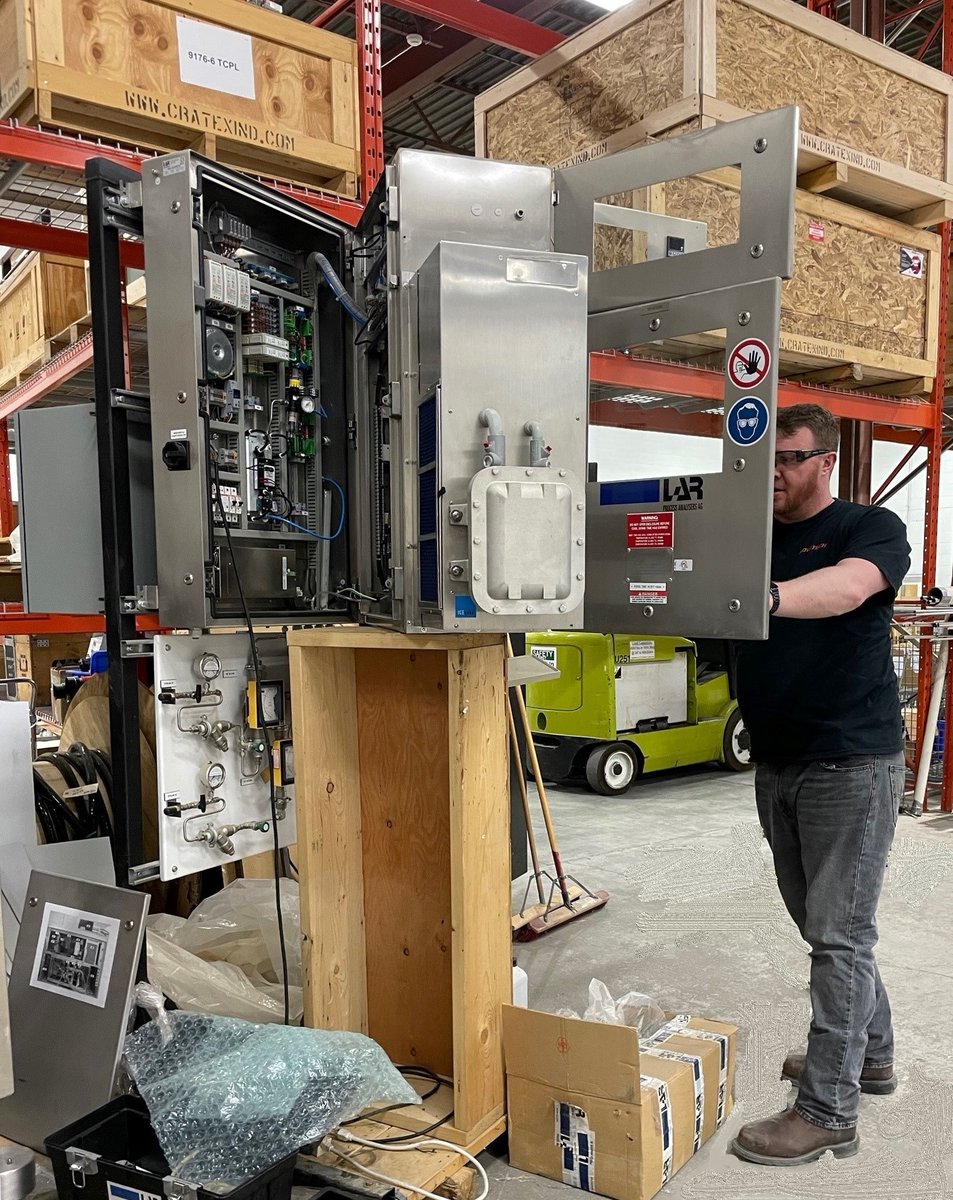 novatech_ca's tweet photo. What you do when your 6’7” service technician needs to work at eye level! 🤔💡
#bestteam #servicetechnician #joblove #motivationalmonday #trustedexperts #FeelGoodFriday https://t.co/6z786WCfOx