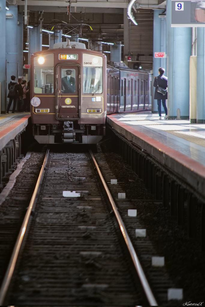 KintetsuX's tweet photo. 2022/4/1
9037 DH02(デボ1形復刻塗装)

「天理行き臨時急行」

近鉄天理線電化100周年を記念し、5800系DH02を使用した臨時急行が運転されました。
天理市内の小学生がデザインした団扇が取り付けられていました。 https://t.co/6CoktOHQ0G