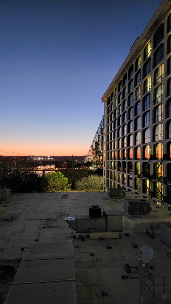 theunlockr's tweet photo. Fried chicken, patatas bravas, and Austin sunsets.

📷:@SamsungMobileUS #s22ultra
📍@thelinehotel https://t.co/Z4xm4bJu2D