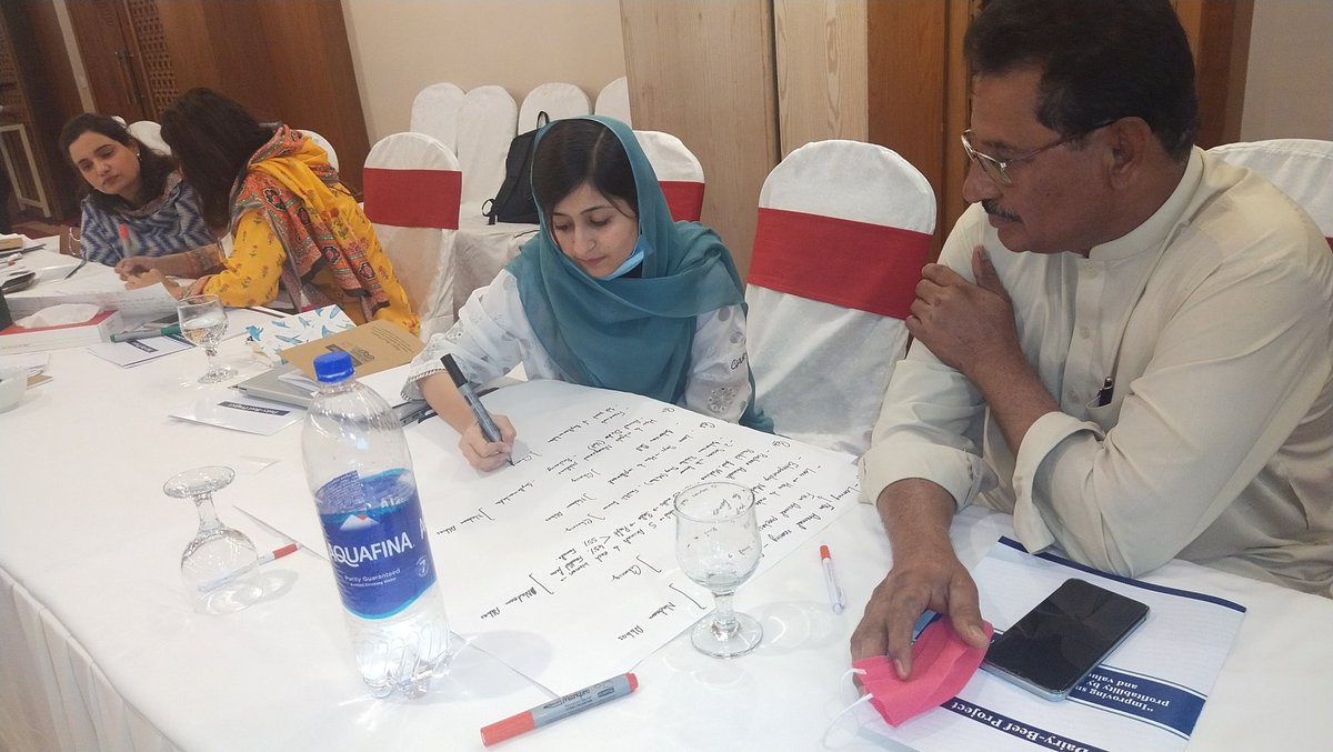 humera41's tweet photo. Mentoring farm advisors of @WWFPak @LPP, @priceca_org @SAFWCO to transfer knowledge/skills and experiences of #Dairy-Beef Project team regarding #beef value chain analysis. "Single training doesn't creat impact unless regular mentoring required", they said. https://t.co/SfjKKQORGf