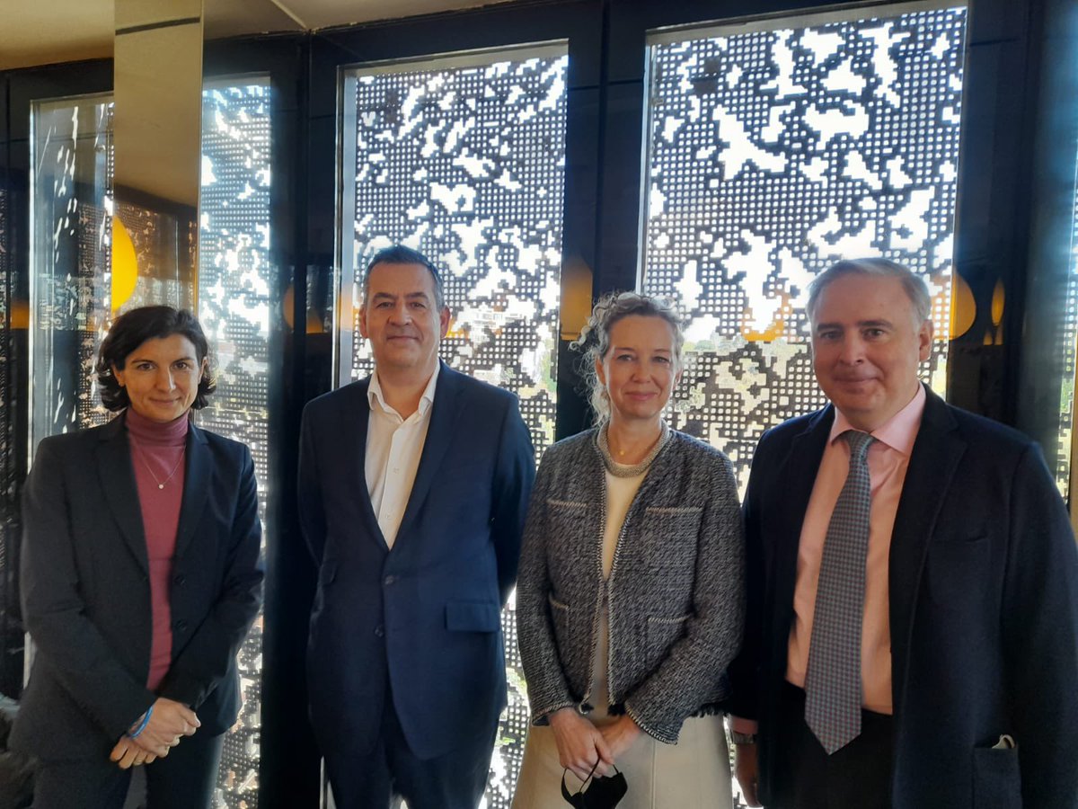 DominiqueHyde's tweet photo. Great to talk with @FundlaCaixa about our wide-ranging partnership which is helping:
👧🏾👶🏾🧑🏾 help reduce refugee child malnutrition in Ethiopia through the #MOMProject
💙💙💙 support people forced to flee the war in #Ukraine
#WithRefugees https://t.co/J8Do0pMnfF
