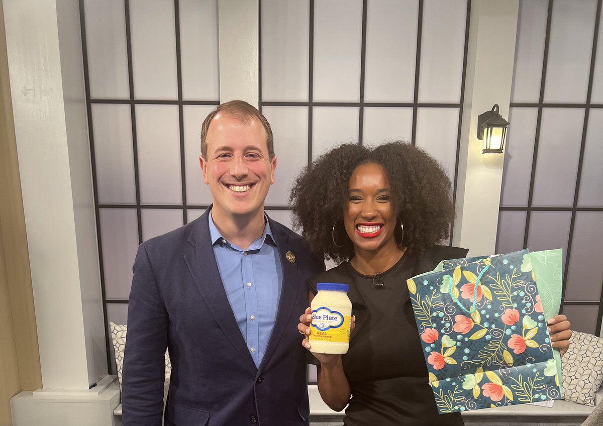 ShebaTurk's tweet photo. Look at this mess!!
OPSB President @VoteOlin trolled me by bringing my some nasty mayonnaise as a gift after our interview on @WWLTV
Now you know you wrong!
#teamnocondiments https://t.co/rm3pYoKbEf