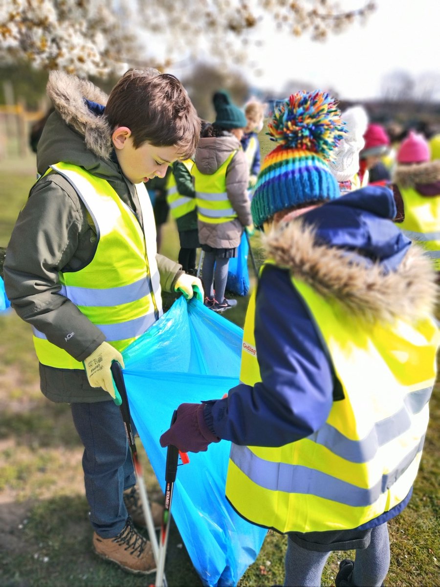 GedlingBC's tweet photo. 🚮 This week we've been supporting schools across the borough with litter picks in their areas.

👍 A huge thank you to all the children, staff and schools who took part and made a real difference in their communities.

#KeepBritainTiday #GBSpingClean @keepBritainTidy https://t.co/peb1Xd4xRy