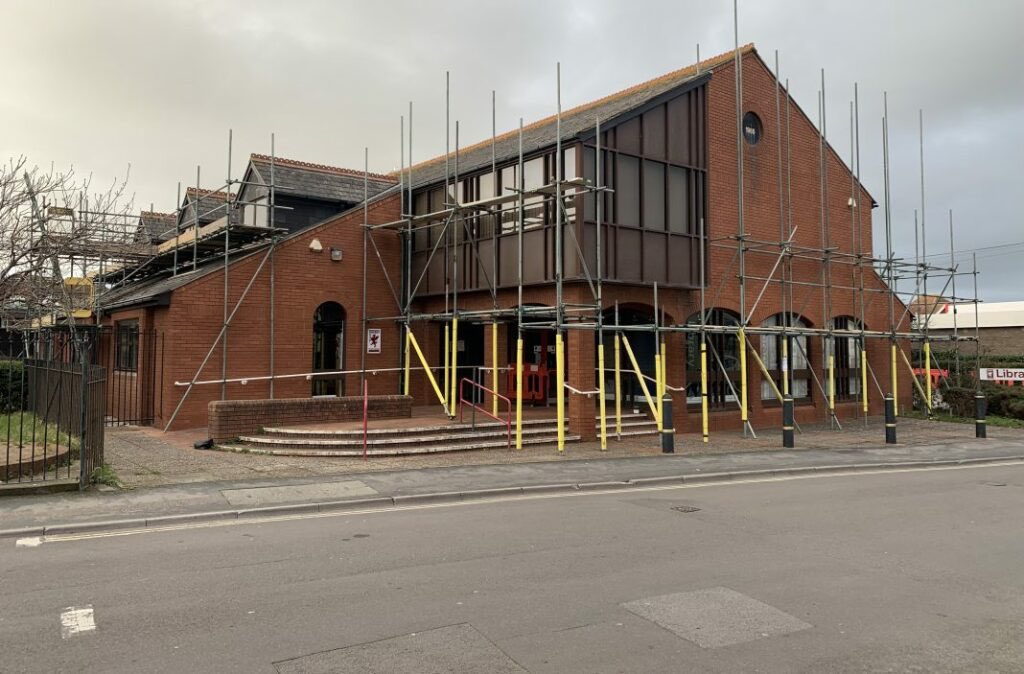 nathyc1972's tweet image. We did it..#BurnhamLibrary @SomersetLib re-opened on April  Fools Day! Not sure if that decision was ‘foolish’ as we have no heat, windows to be completed, SP to be fitted to the roof and are shrouded in scaffolding BUT public appreciation made it worthwhile #WeAreOpen 📚🖥📀🎧