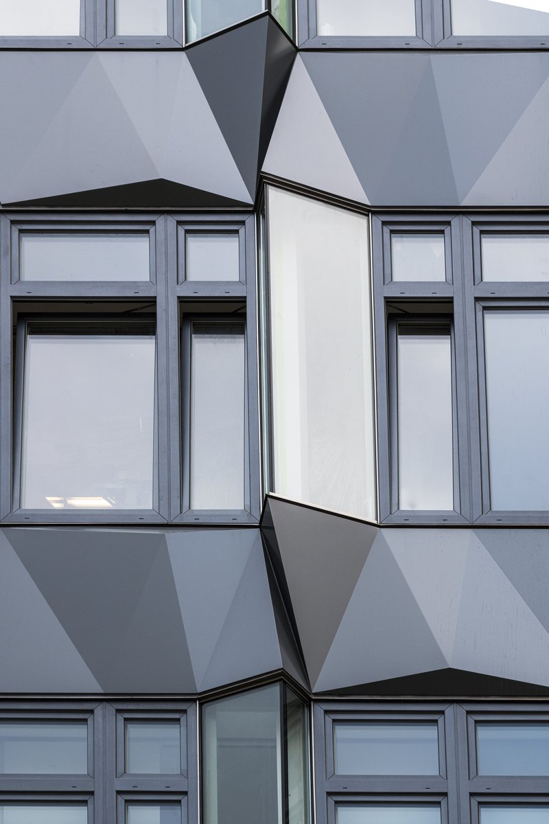 ScalarArch's tweet image. The innovative restoration effloresce in a environmentally performative and digitally-fabricated envelope which was conceived as a system of panels that can be further reconfigured by rotation and mirroring
#Manghattangenge #scalararchitecture #facadedesign #environmentaldesign