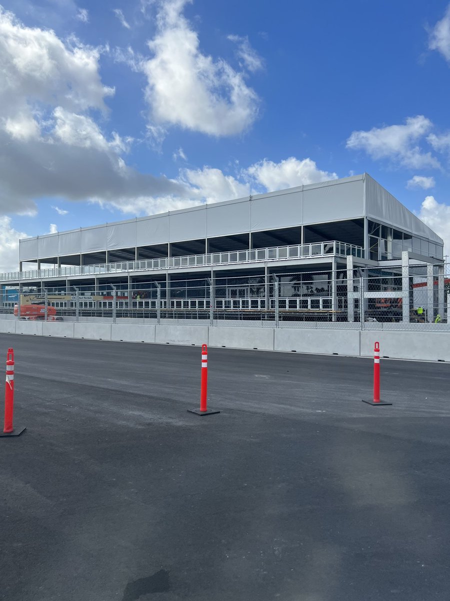 F1_5Reasons's tweet photo. Sites from Miami, as they continue getting ready for the #MiamiGP🇺🇸 in just 36 Days! Hitting The Apex will be there, will you? 🏎🏁
@5ReasonsSports | #Formula1 #F1 #Motorsport #HTA https://t.co/aXxHjBkvI4