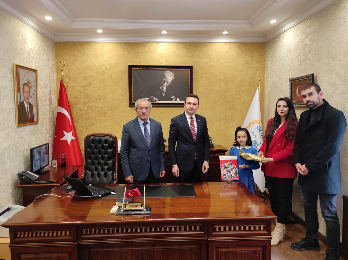SebenHalk's tweet photo. 58.Kütüphane haftasında 2021 yılının en çok kitap okuyan okuyucularına Kaymakamımız Sayın Süleyman BAKAN tarafından  başarı belgeleri verildi.Öğrencilerimizi kitap okuma alışkanlığından dolayı kutluyor,öğretmenlerimize;öğrencilerine okuma sevgisi aşıladığı için teşekkür ediyoruz. https://t.co/ibTOZARWLq