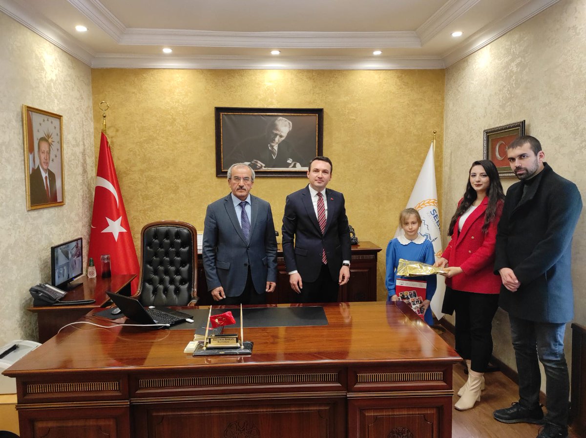 SebenHalk's tweet photo. 58.Kütüphane haftasında 2021 yılının en çok kitap okuyan okuyucularına Kaymakamımız Sayın Süleyman BAKAN tarafından  başarı belgeleri verildi.Öğrencilerimizi kitap okuma alışkanlığından dolayı kutluyor,öğretmenlerimize;öğrencilerine okuma sevgisi aşıladığı için teşekkür ediyoruz. https://t.co/ibTOZARWLq