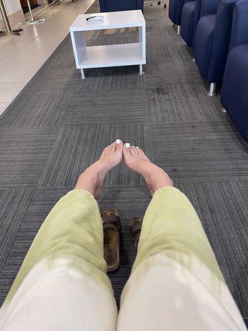 In the waiting room getting my car door fixed 🥰🦶🏼 wish there was someone on their knees rubbing my feet