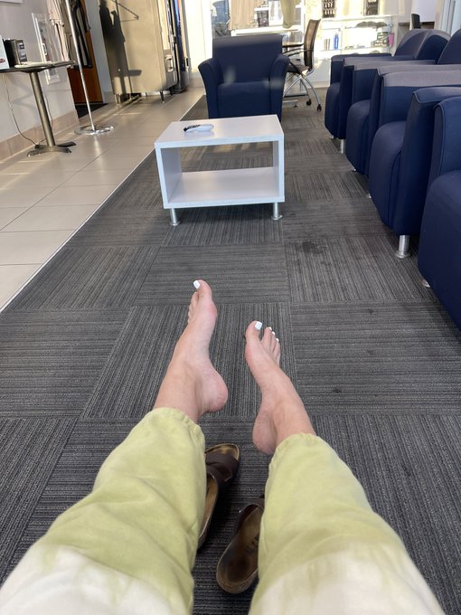 In the waiting room getting my car door fixed 🥰🦶🏼 wish there was someone on their knees rubbing my feet