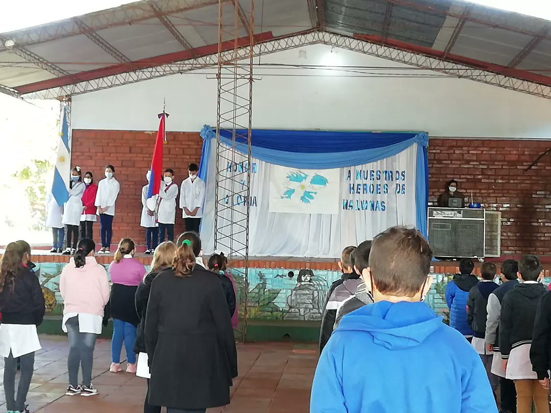 Escuela270's tweet photo. El frío no impidió recordar el "Día del veterano y de los caídos en Malvinas", lo hicimos con el cariño y respeto que merecen nuestros héroes. 
#LasMalvinasSonArgentinas #GraciasVeteranos 🇦🇷
@CGEMisiones @misioneseduca https://t.co/nayD7osXgZ