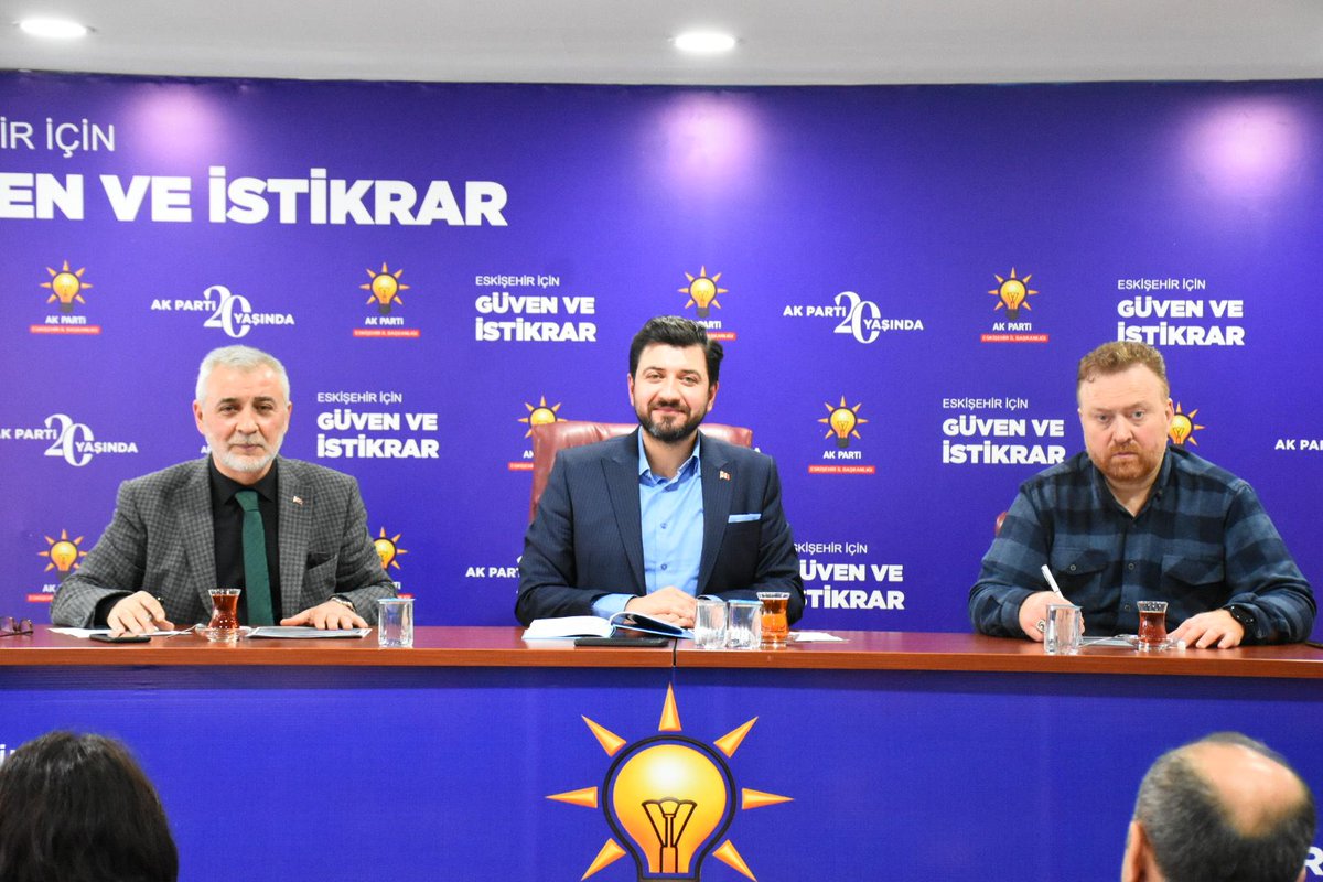 aktepebasii's tweet photo. Tepebaşı Belediyesi Nisan ayı 1. Birleşim ilk oturum öncesi Meclis Üyelerimiz ile gündemi değerlendirme toplantımızı, parti binamızda gerçekleştirdik.
#Tepebaşı #AKParti https://t.co/SZM0KWMyJl