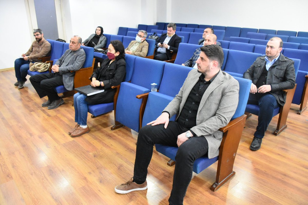 aktepebasii's tweet photo. Tepebaşı Belediyesi Nisan ayı 1. Birleşim ilk oturum öncesi Meclis Üyelerimiz ile gündemi değerlendirme toplantımızı, parti binamızda gerçekleştirdik.
#Tepebaşı #AKParti https://t.co/SZM0KWMyJl