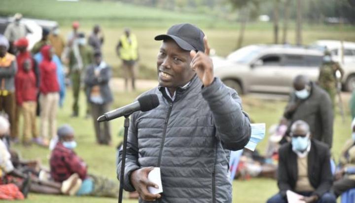 DaesakThe's tweet photo. Governor Lee Kinyanjui will defend his Nakuru seat on a Jubilee Party ticket. After holding talks with President UhuruKenyatta. Lee officially has dumped his UPF Party 
#Nakuru #KenyaKwanza #jubilee https://t.co/PrRuGHjFXo