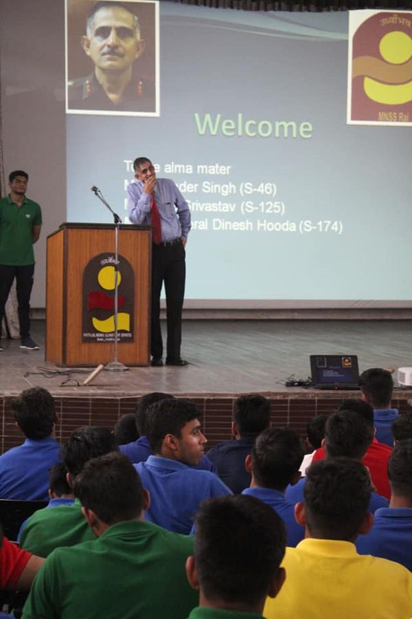 chota_sainik's tweet photo. 85 Batch Raist S-174 , #Maj_Gen #Dinesh_Hooda along with his batch mates S-46 Mr #Gurinder and S-125 Mr #Vikas_Srivastav interacted with the students of #MNSS_Rai
We thank them for visiting the school. https://t.co/pkwjVFAyMe