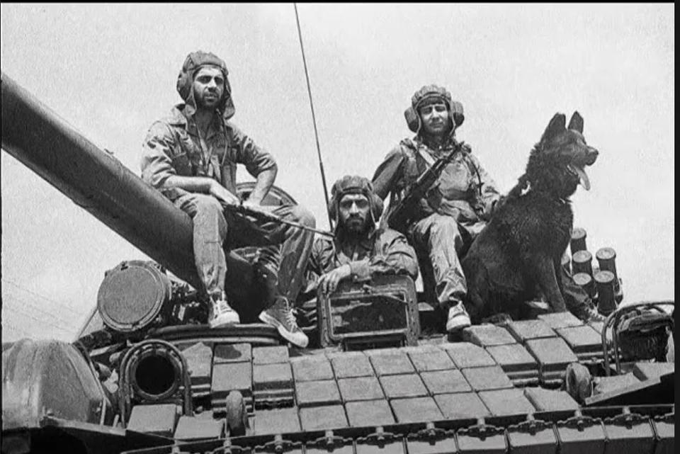 HistoryHourly's tweet image. #History - Soldiers of the Artsakh Defense Army accompanied by a man's best friend, 1992 [641 x 960] - #accompanied #army #Artsakh #defense #friend #mans #Soldiers
