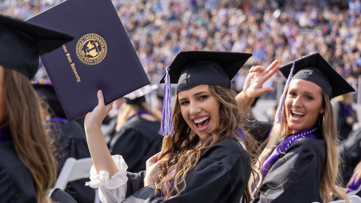 TarletonState's tweet photo. 🎓 SPRING GRADS!🎓 

@TarletonPrez has announced that the ticket allotment for the upcoming Spring Commencement Ceremonies be increased to 12 per student!

Ticket distribution will begin Monday, April 25. More info: https://t.co/tlnhfOj0cD https://t.co/0xHQN3CayO