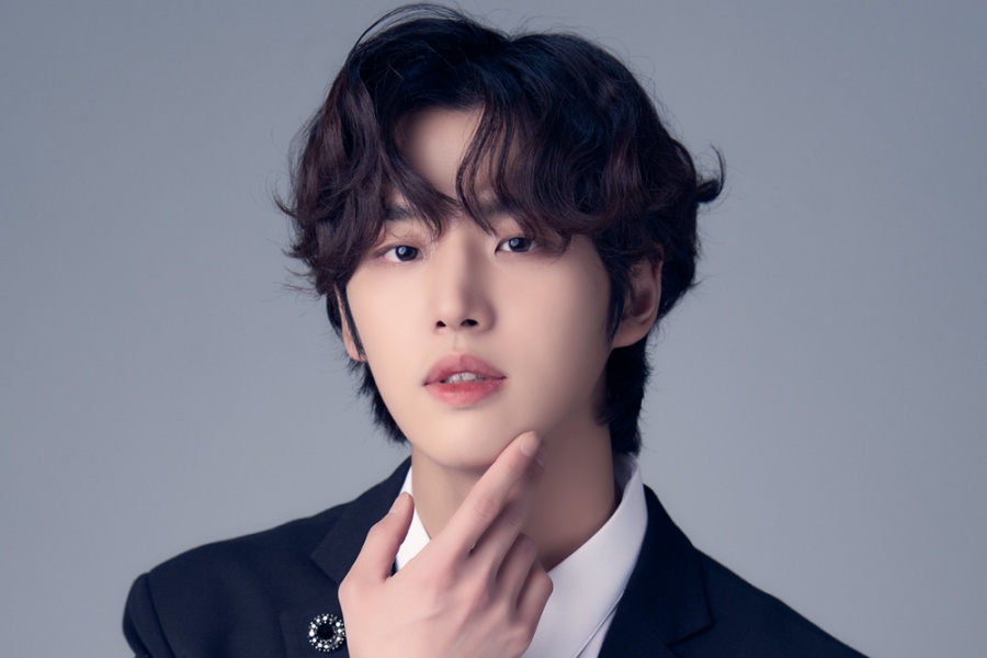 soompi's tweet photo. #PENTAGON's #Hongseok Announces May Military Enlistment Date
https://t.co/uQcQCtqY5R https://t.co/9F552RSzXF