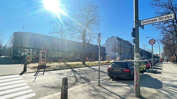 kritikerinnen's tweet photo. #Verkehrswende im Berliner Arnimkiez. Offenbar im Vorgriff auf den geplanten #Kiezblock gilt seit heute auf Straßen rund um den Platz Tempo 20. Der Charakter des Platzes mit überwiegender Aufenthaltsfunktion macht diese Ausnahme lt. StVO möglich. https://t.co/5OiVrK7RSB https://t.co/ItWb4mNSUa