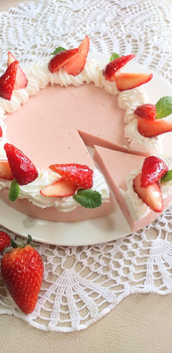 chamomile3011's tweet photo. いちごの季節🍓
ピンク色がかわいい、いちごのレアチーズケーキ作りました！
この季節になると作りたくなります🎶
#村長乾杯 https://t.co/6QGSVAgEMd