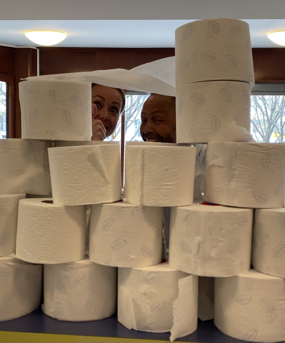 Paniek bij ons op school!

Gisteren kwamen onze conciërges erachter dat ons wc-papier bijna op was. Ze moesten daarom de hulp van onze leerlingen en collega's inschakelen.

Veel dank aan alle lieve mensen die vandaag een rol kwamen brengen!

Nog een fijne 1 april, allemaal. 😉