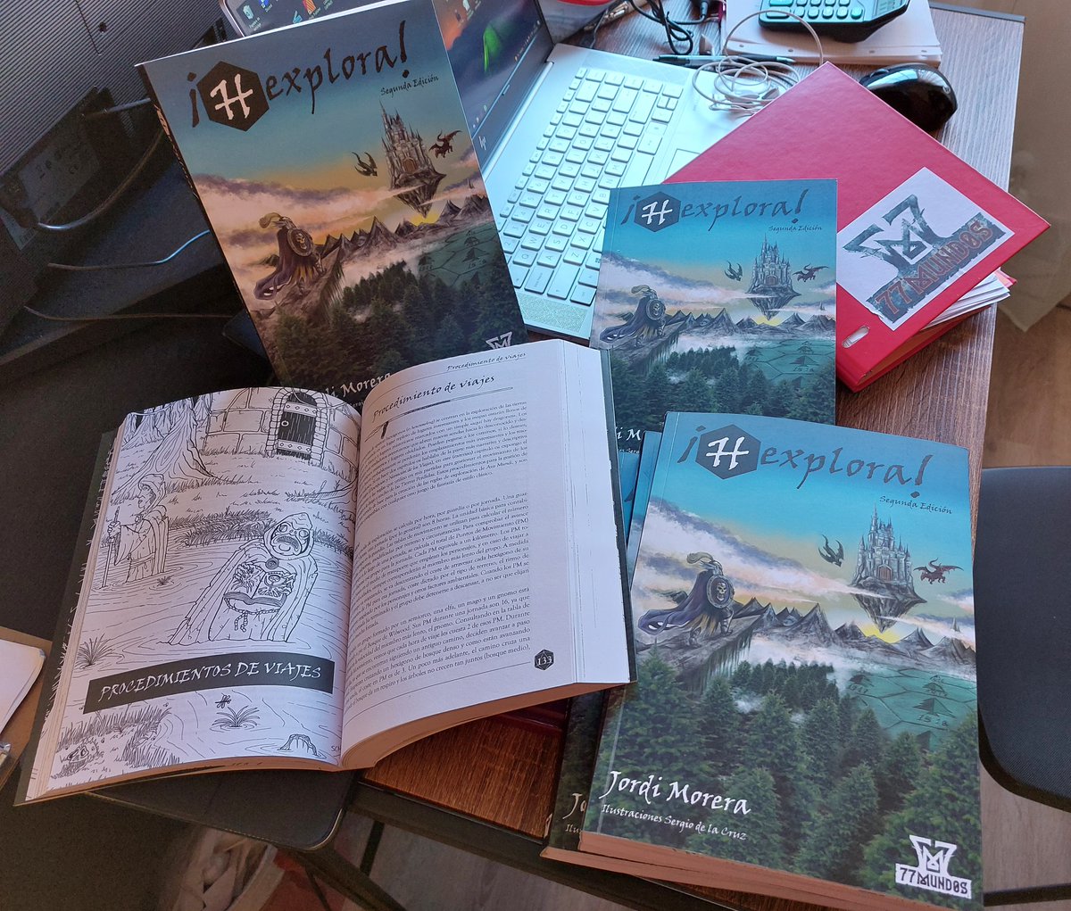 Ed77Mundos's tweet photo. Tenemos #Hexplora segunda edición en las manos. Acabo de recogerlos de imprenta, qué bonitos, cómo huelen, qué tacto más suave... Están saliendo hacia la distribuidora, por lo que la siguiente parada... las tiendas... ¡Corred insensatos!
https://t.co/ymviGo16sF https://t.co/ksRUgMj2RX