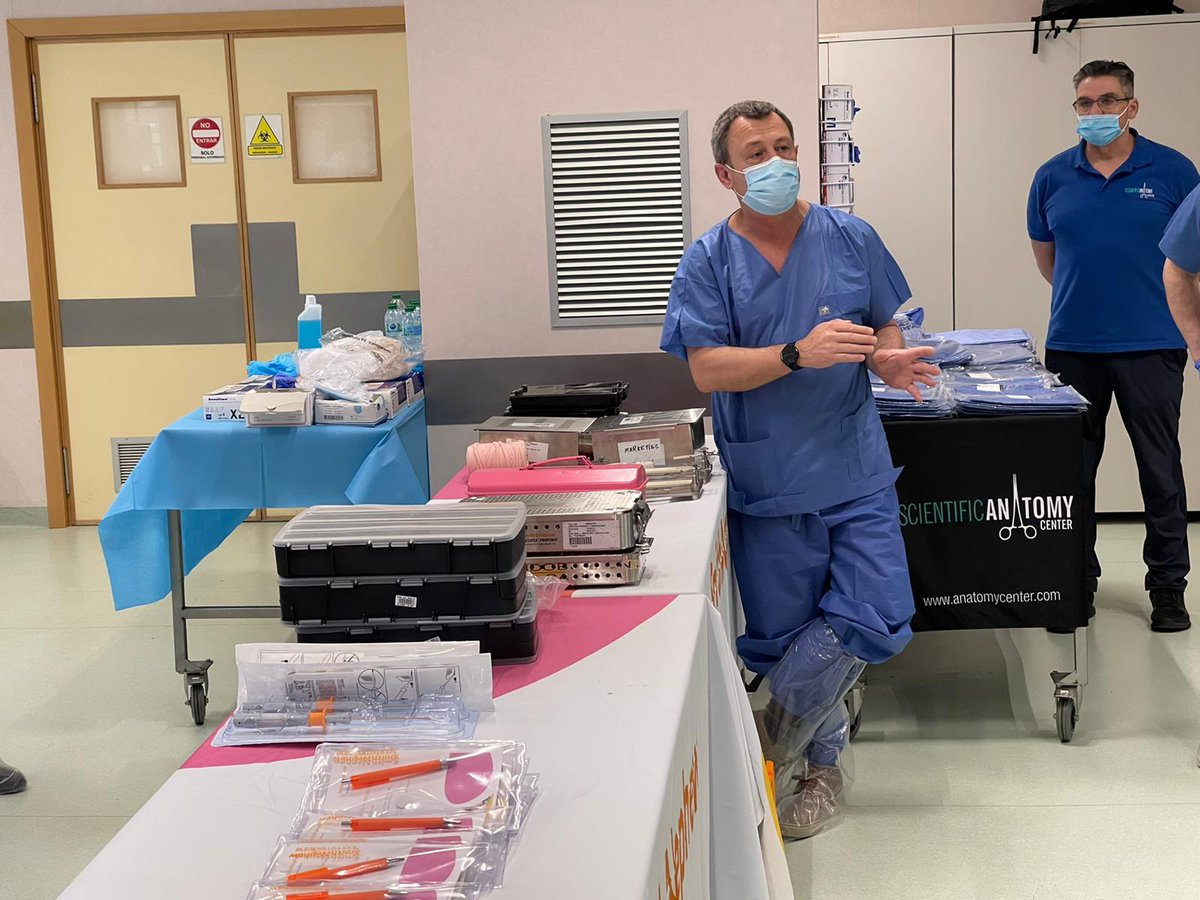 CkPdv's tweet photo. De nuevo un placer dirigir el Minilab de artroscopia de rodilla de @SmithNephew_esp con excelentes profesores amigos formando a las nuevas generaciones!! https://t.co/OnCqW1h1hg