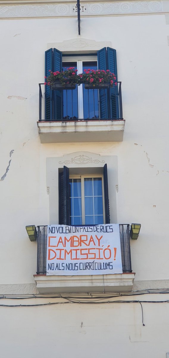 assembleagroga's tweet photo. Van apareixent pancartes als balcons contra les polítiques educatives d'@Esquerra_ERC: "No volem un país de rucs #CambrayDimissió" 

#VagaEducació https://t.co/NGqMSpRI6g