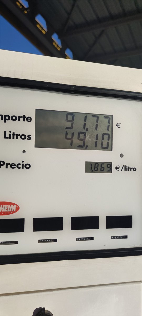 Gabitorohh's tweet photo. @TaniaSS Ja ja ja aqui en Catalunya es mejor... 1,86 euros el litro de diesel https://t.co/TWh1OxGUaf