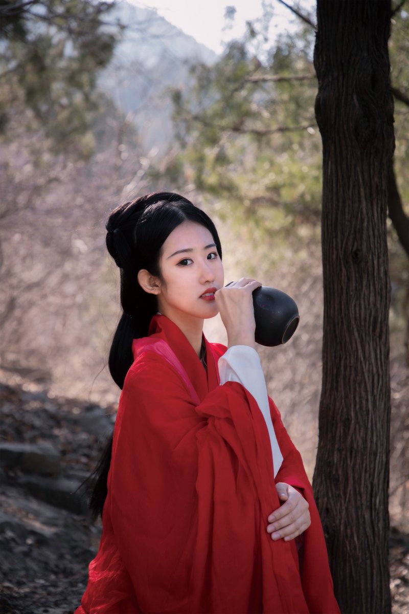 9pBVICestJ3Blrj's tweet photo. #汉服
#hanfu 
#漢服 
#写真 
是仗剑天涯的红衣侠女 https://t.co/fQFzJQAK2T