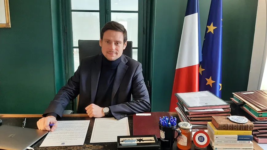 CharlesAslangul's tweet photo. Fier et ému de signer un contrat de 3 000 000€ avec #McKinsey pour étudier l’impact du retour de la neige sur le moral des Bryards et les moyens d’y pallier. Vaste chantier. En avant ! https://t.co/uAEtUXEnR4