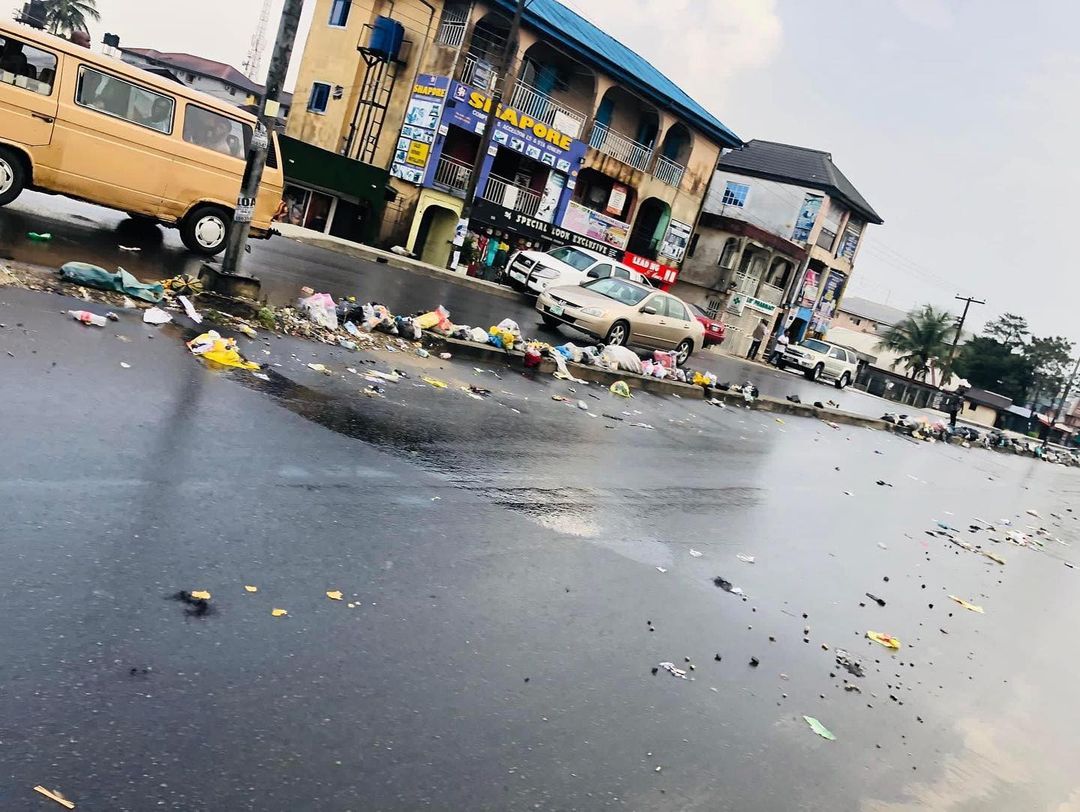 rsreportersng's tweet photo. Who Do We Blame For The Dirt’s Littered Along Major Roads In Port Harcourt?
https://t.co/9vbRJfkCgn
#RSReporters #RiversState https://t.co/mHQc4Grn23