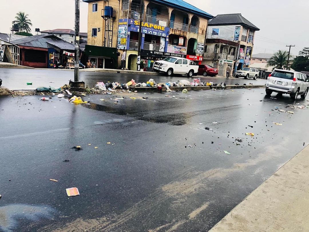 rsreportersng's tweet photo. Who Do We Blame For The Dirt’s Littered Along Major Roads In Port Harcourt?
https://t.co/9vbRJfkCgn
#RSReporters #RiversState https://t.co/mHQc4Grn23